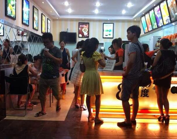 怎么樣可以吸引消費(fèi)者呢來(lái)光顧你的奶茶店呢？_1