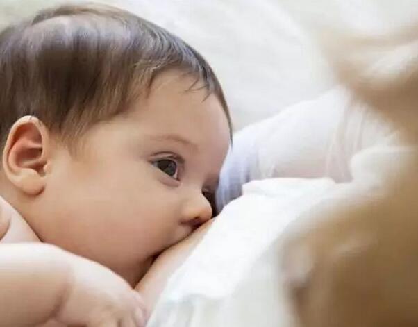 堅(jiān)持4~6個(gè)月純母乳喂養(yǎng)_1