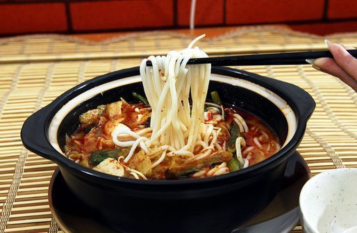 半城山色?火鍋米線加盟費(fèi)用多少 90后美女賺翻天（圖）_1