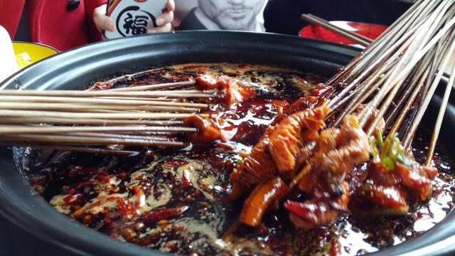 小編推薦的這家砂鍋串串香加盟店，穿起禮服都可以去吃（圖）_2