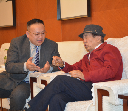 坤凡教育集團總經(jīng)理受各界領導親切接見（圖）_1