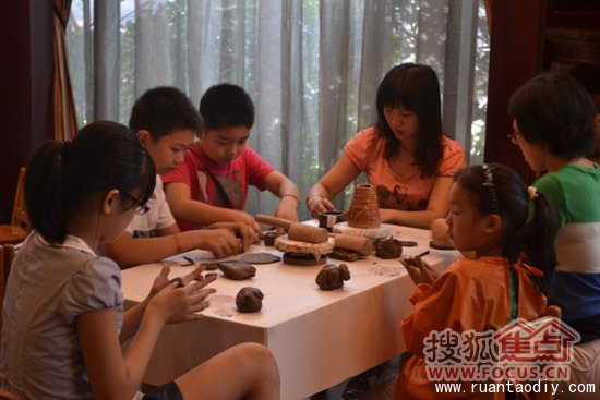 陶指藝兒童陶藝玩翻六一兒童節(jié)活動(dòng)現(xiàn)場(chǎng)（圖）_3