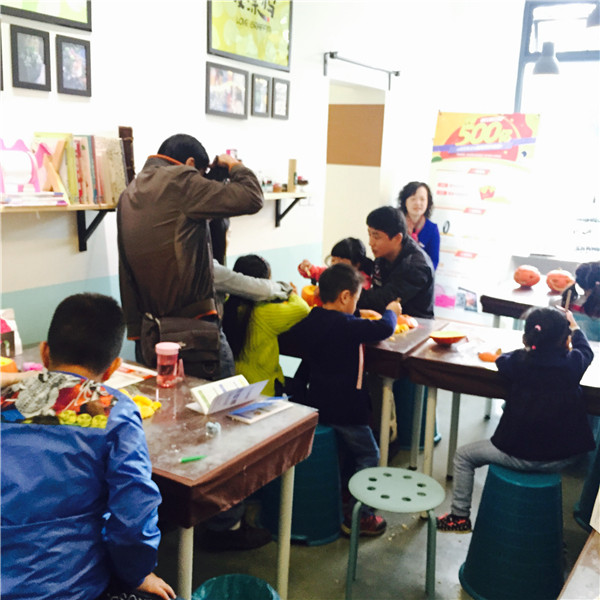 燭生活DIY課堂：南瓜燈親子活動(dòng)現(xiàn)場(chǎng)（圖）_1