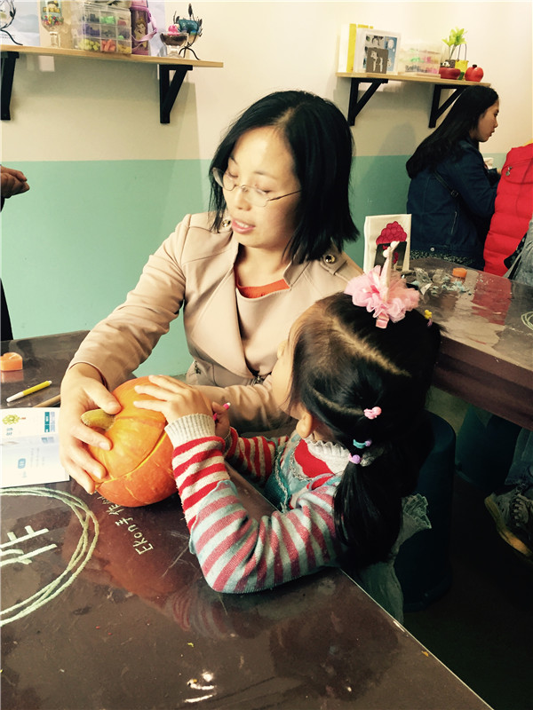 燭生活DIY課堂：南瓜燈親子活動(dòng)現(xiàn)場(chǎng)（圖）_2