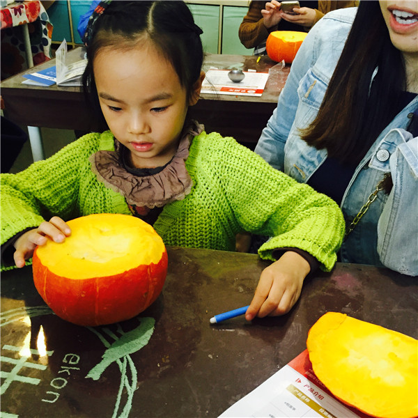 燭生活DIY課堂：南瓜燈親子活動(dòng)現(xiàn)場(chǎng)（圖）_3