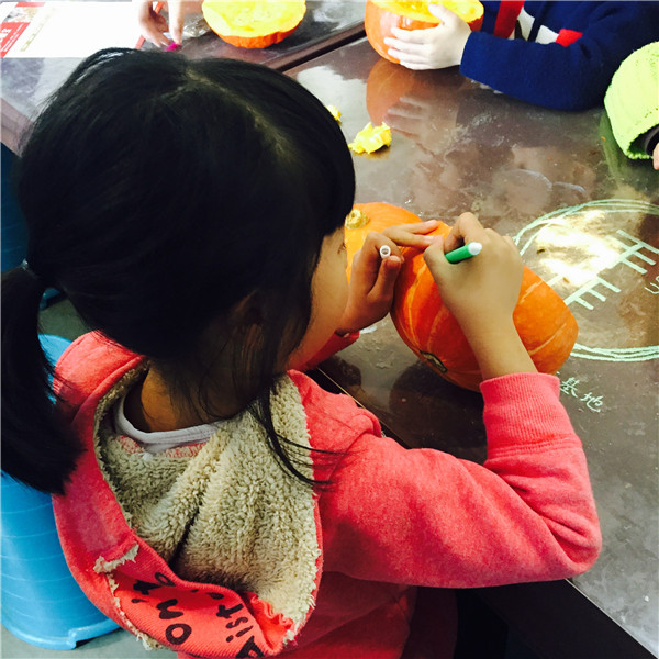 燭生活DIY課堂：南瓜燈親子活動(dòng)現(xiàn)場(chǎng)（圖）_4