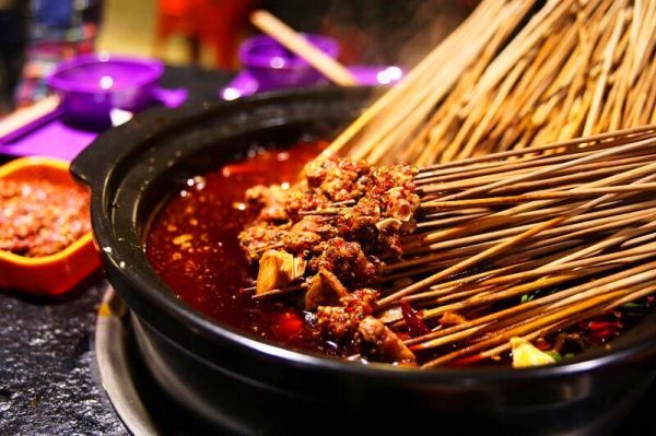 串串香加盟店前熱火朝天，吃貨們的夜宵聚集地（圖）_1