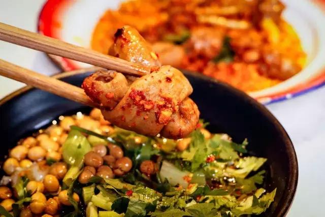 串串香加盟店前熱火朝天，吃貨們的夜宵聚集地（圖）_2