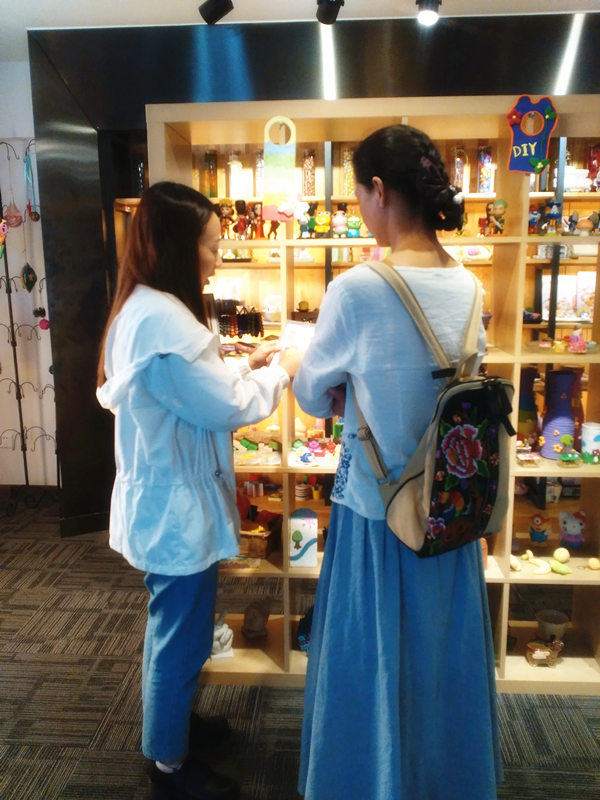 宋女士正式簽約燭生活創(chuàng)意手工館（圖）_2