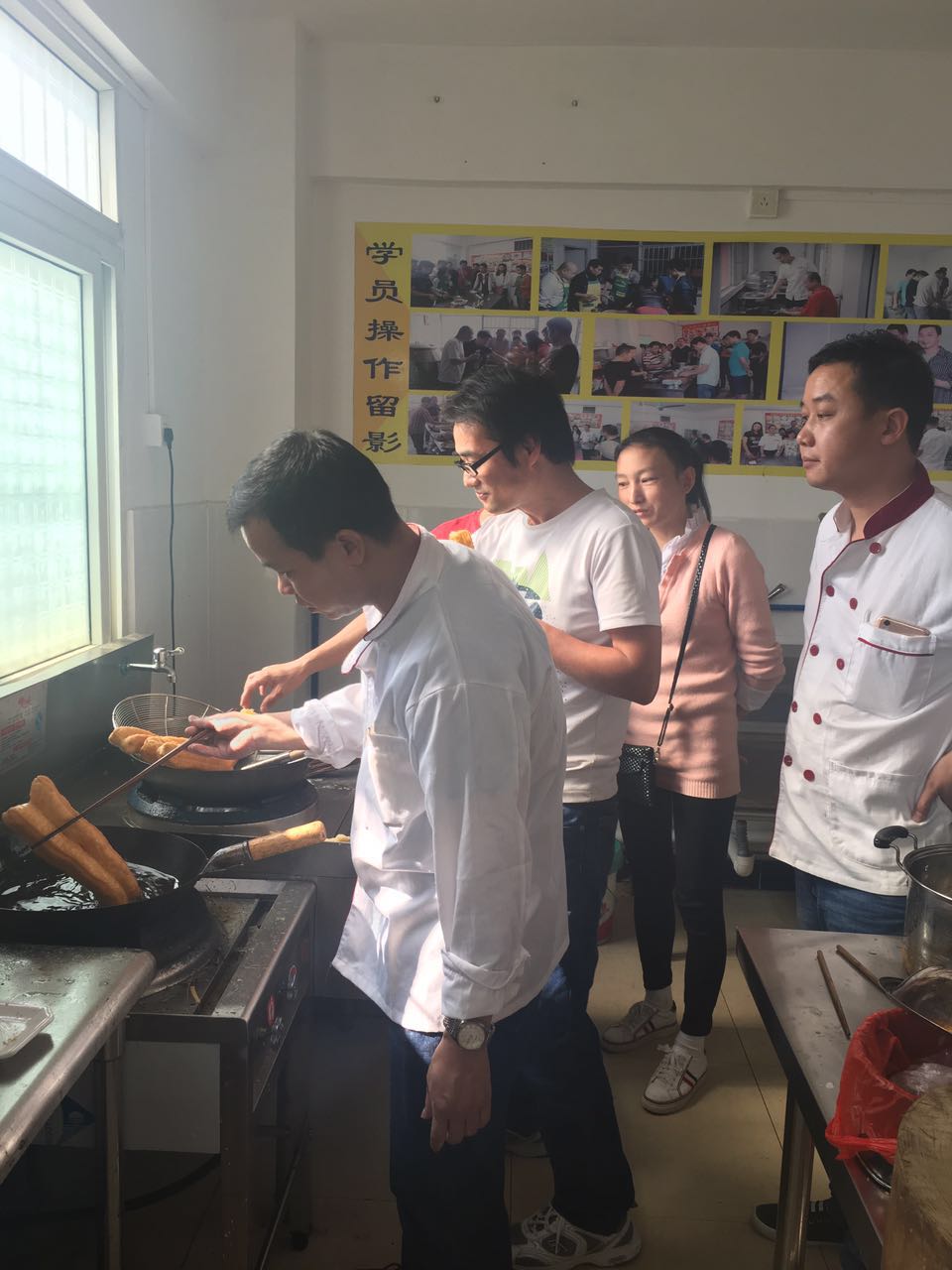 油條做法及配方培訓，廣州專業(yè)無礬油條實操教學培訓隨到隨學（圖）_1