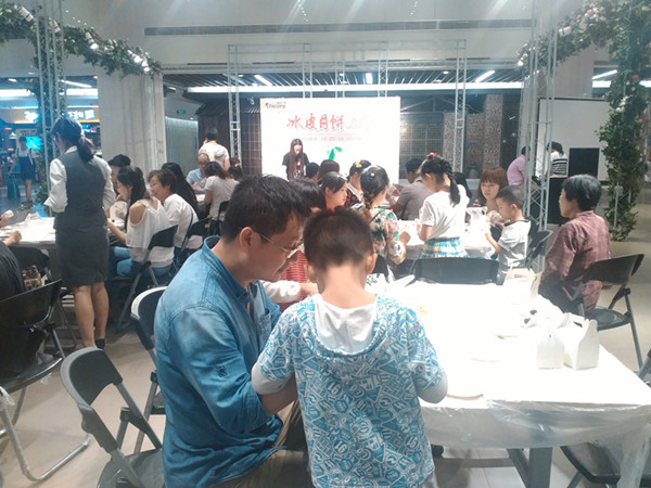 花好月圓DIY冰皮月餅制作活動現(xiàn)場（圖）_3