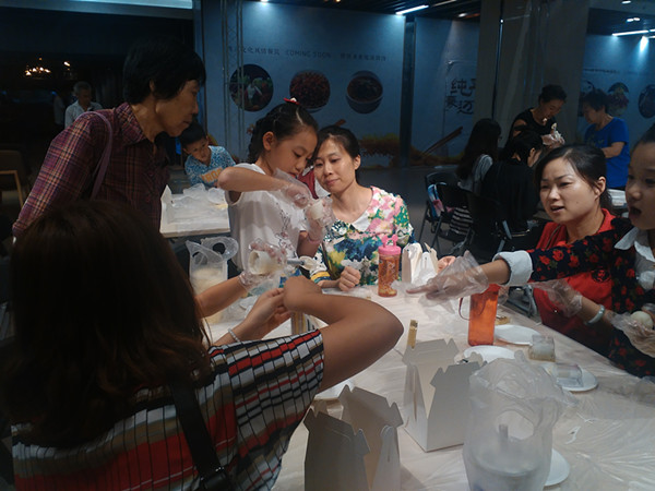 花好月圓DIY冰皮月餅制作活動現(xiàn)場（圖）_4