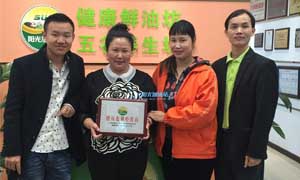 開糧油店能掙錢嗎?陽光糧油店加盟是創(chuàng)業(yè)的好項(xiàng)目 （圖）_1