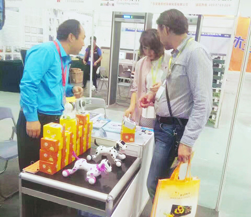 德犬智能家用安全裝備亮相國際展銷會，引國內外客戶關注！（圖）_4