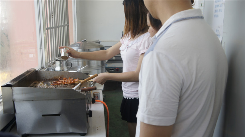 廣州學(xué)鐵板燒技術(shù)哪里有培訓(xùn)，專業(yè)鐵板燒做法手把手培訓(xùn)（圖）_1