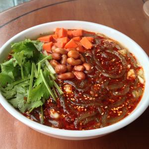 酸辣粉加盟費(fèi)多少錢(qián)/西單曉富酸辣粉怎么加盟_1