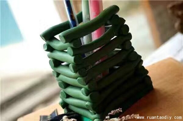 儿童陶艺创意拉条式绿色软陶DIY笔筒（图）_1