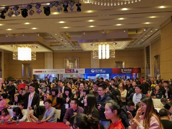 劉夢娜主持金煌裝飾2016歲末感恩裝修盛典圓滿落幕（圖）_1