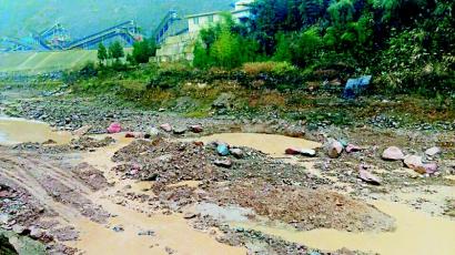 天全縣始陽鎮(zhèn)飲用水被污染，2.5萬人吃“泥漿水”（圖）_1