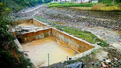 天全縣始陽鎮(zhèn)飲用水被污染，2.5萬人吃“泥漿水”（圖）_2