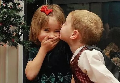 老司機(jī)分享:情人節(jié) 戴眼鏡情侶kiss有妙招（圖）_1