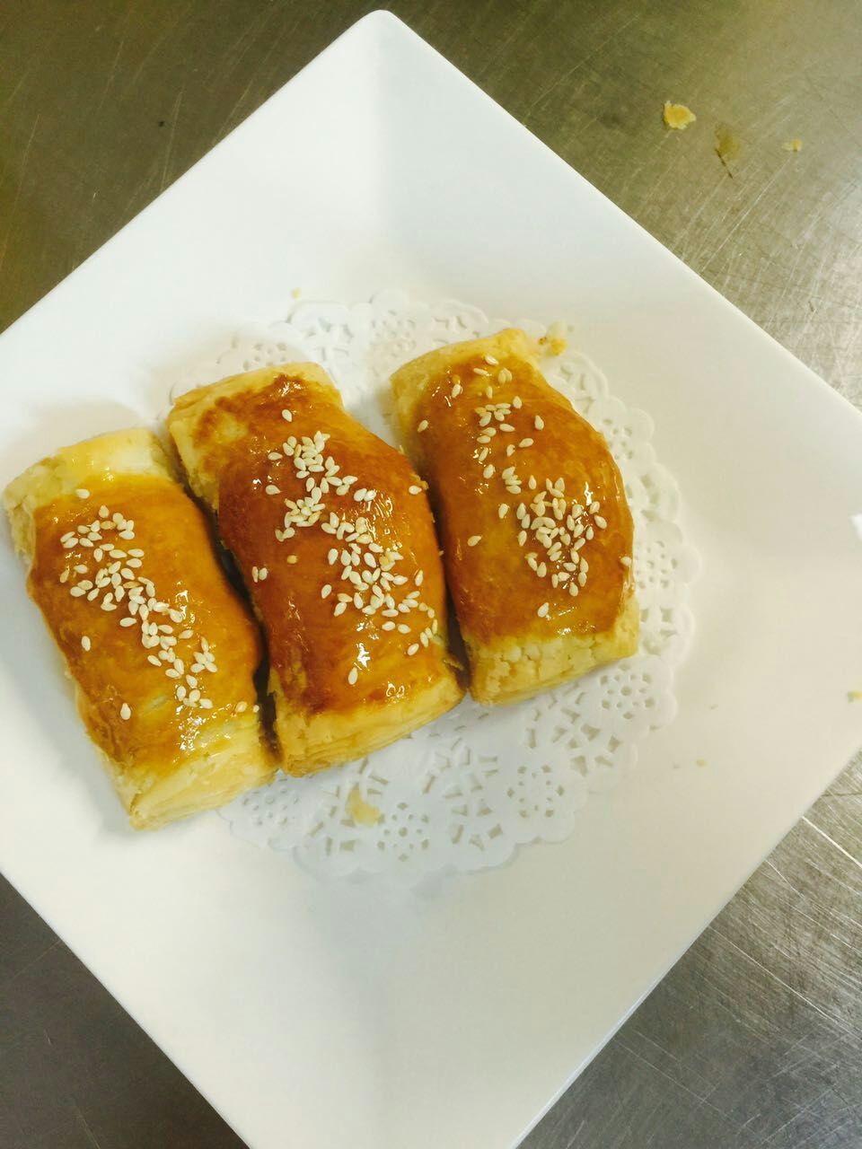 學(xué)習(xí)廣式點(diǎn)心技術(shù)怎么收費(fèi)?廣州藝高茶樓點(diǎn)心培訓(xùn)（圖）_1