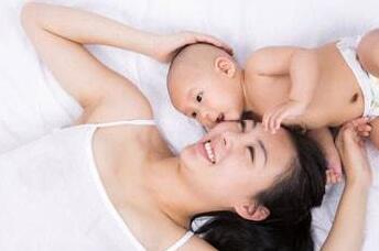 哺乳媽媽如何判斷嬰兒吸吮方法的對(duì)錯(cuò)_1