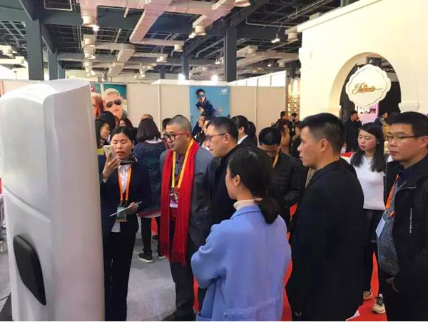 【現(xiàn)場直播】滿天星驗光配鏡智能一體機(jī)上海國際眼鏡展首日（圖）_2