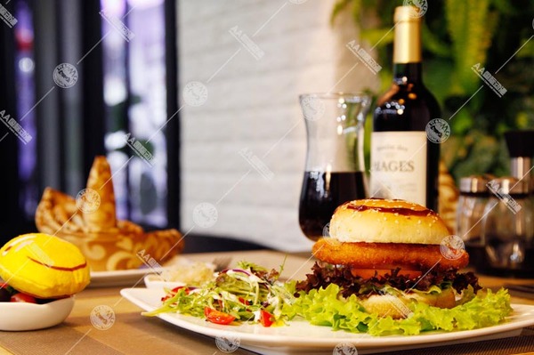 AA國(guó)際動(dòng)漫：開(kāi)動(dòng)漫漢堡店需要投資多少錢(qián)？_1