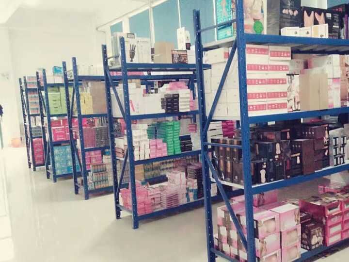 華東地區(qū)最大的無人售貨機(jī)生產(chǎn)廠家：萬鑫科技（因愛相伴）_3