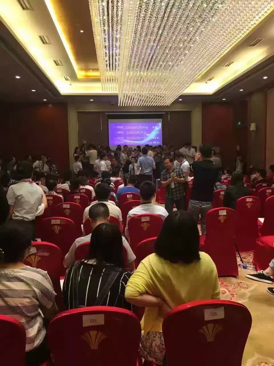 華東地區(qū)最大的無人售貨機(jī)生產(chǎn)廠家：萬鑫科技（因愛相伴）_4