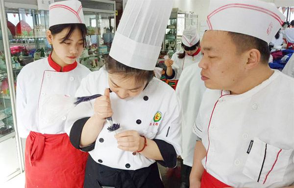 短期西點(diǎn)培訓(xùn)學(xué)校，糕點(diǎn)培訓(xùn)學(xué)校哪個(gè)好，西點(diǎn)培訓(xùn)機(jī)構(gòu)_1