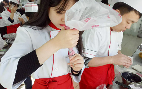 北京學西點多少錢，西點培訓前十名學校，烘焙培訓學校（圖）_1