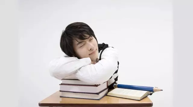 春困趴桌子對視力有影響 億視寧視力矯正教你應(yīng)對的方法（圖）_1