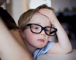 億視寧分享：導(dǎo)致寶寶患上先天性近視的原因（圖）_1