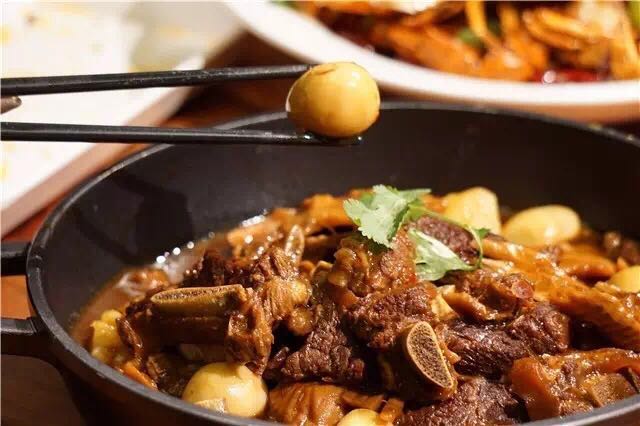 北京小胖大嘴肉蟹煲加盟店，小胖大嘴肉蟹煲?guī)阄队问澜纾▓D）_1