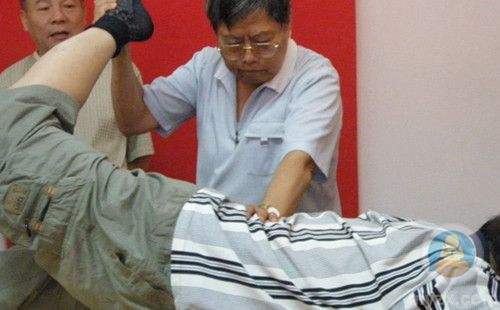 對于腰椎間盤突出引起的疼痛，這樣一個方法就夠了_4