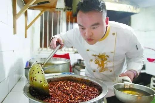 重慶小面為什么會(huì)火，正宗小面到底是怎樣一種食物？_4