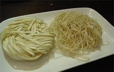 重慶小面為什么會(huì)火，正宗小面到底是怎樣一種食物？_5