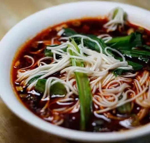 重慶小面為什么會(huì)火，正宗小面到底是怎樣一種食物？_6