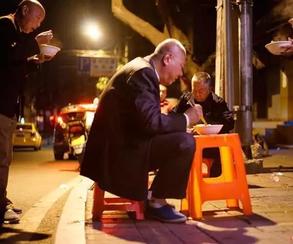 重慶小面為什么會(huì)火，正宗小面到底是怎樣一種食物？_8