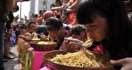 重慶小面為什么會(huì)火，正宗小面到底是怎樣一種食物？_11