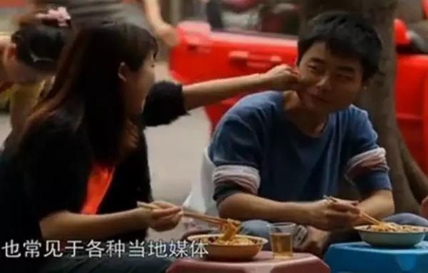 重慶小面為什么會(huì)火，正宗小面到底是怎樣一種食物？_12