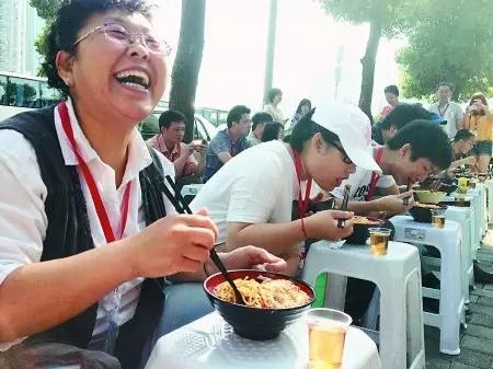 重慶小面為什么會(huì)火，正宗小面到底是怎樣一種食物？_14