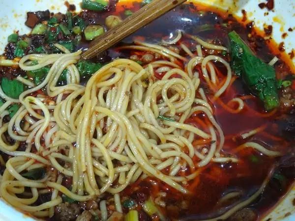 重慶小面為什么會(huì)火，正宗小面到底是怎樣一種食物？_16