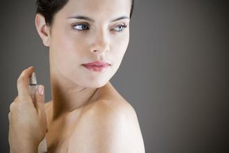 高端香水哪個(gè)好？迪拉瑞品牌分析：這樣做能鑒別香水的好壞（圖）_2