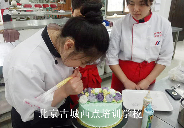 古城西點(diǎn)學(xué)校  2017年西點(diǎn)行業(yè)前景怎么樣？好就業(yè)嗎？_1