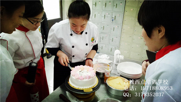 古城西點(diǎn)學(xué)校  2017年西點(diǎn)行業(yè)前景怎么樣？好就業(yè)嗎？_2