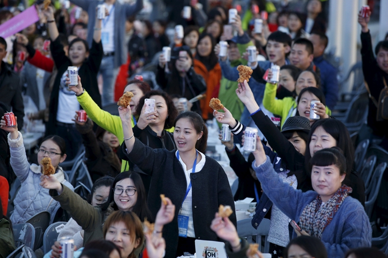 4500名中国游客在韩参加大规模啤酒炸鸡派对－韩国炸鸡再掀创业风暴（图）_2