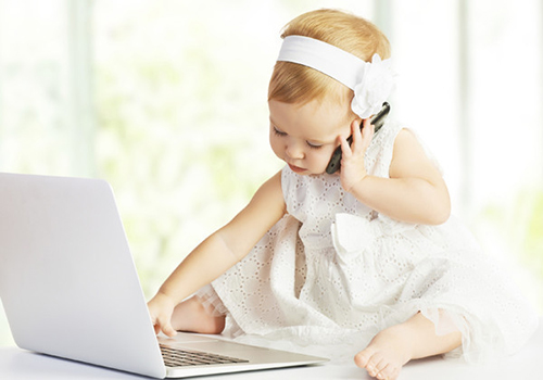 別讓手機把寶寶玩壞了 過早接觸電子產(chǎn)品易近視（圖）_1